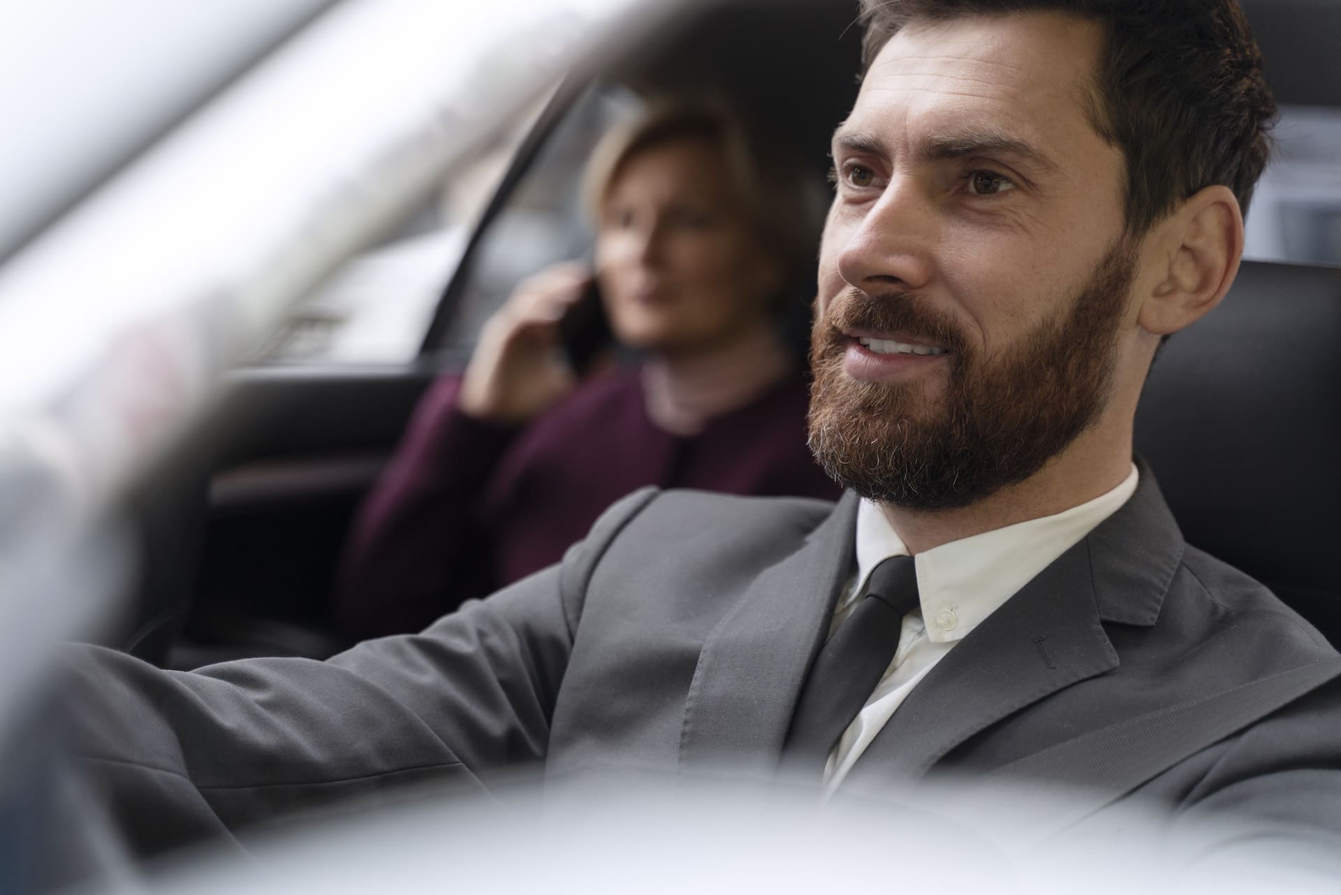 Gros plan chauffeur de taxi avec une famille à l'arrière