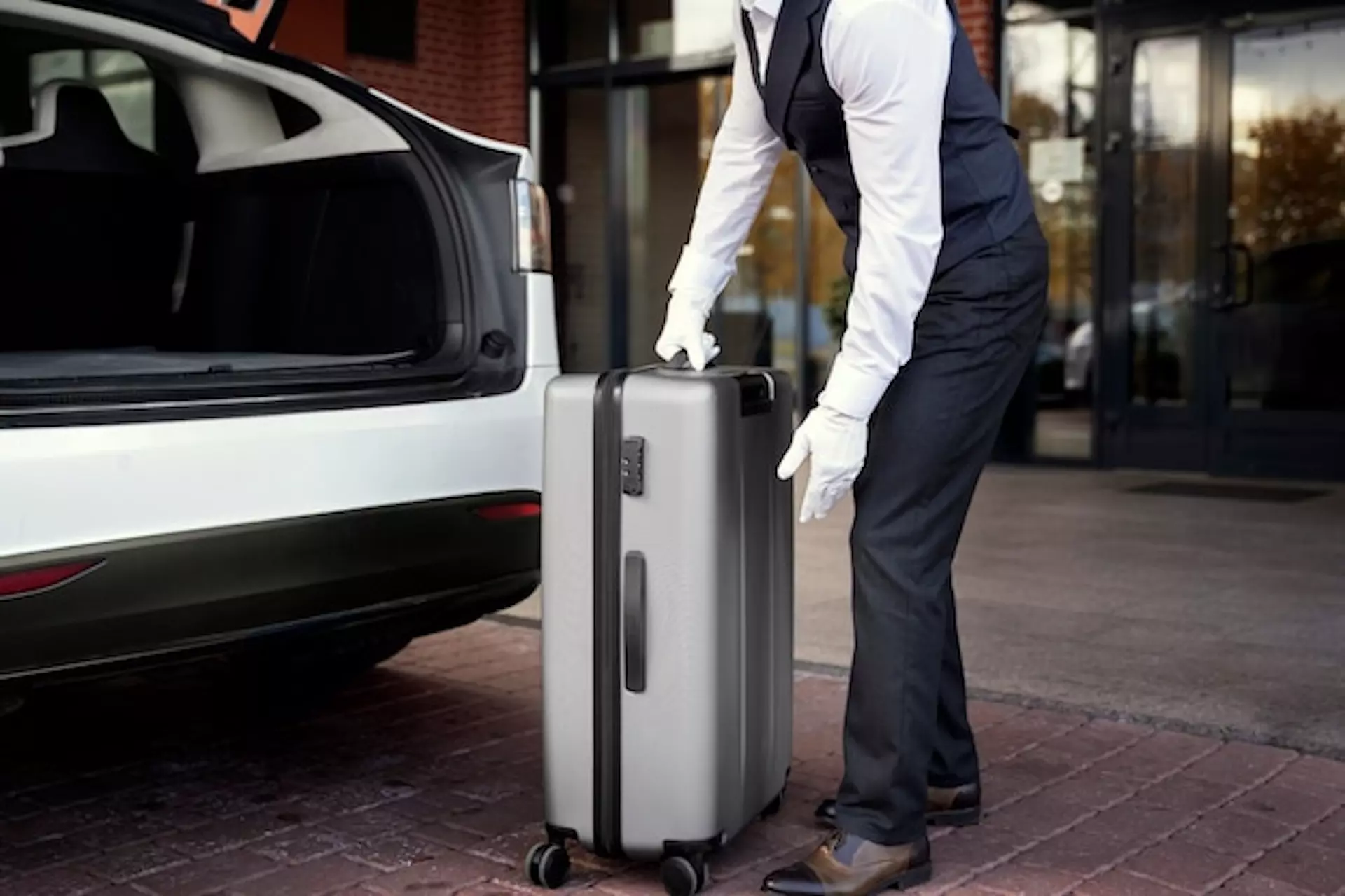 Taximan aidant une cliente à l'aéroport internationale de Genève