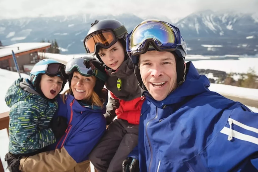 Une famille prenant un selfie à la station de Tignes