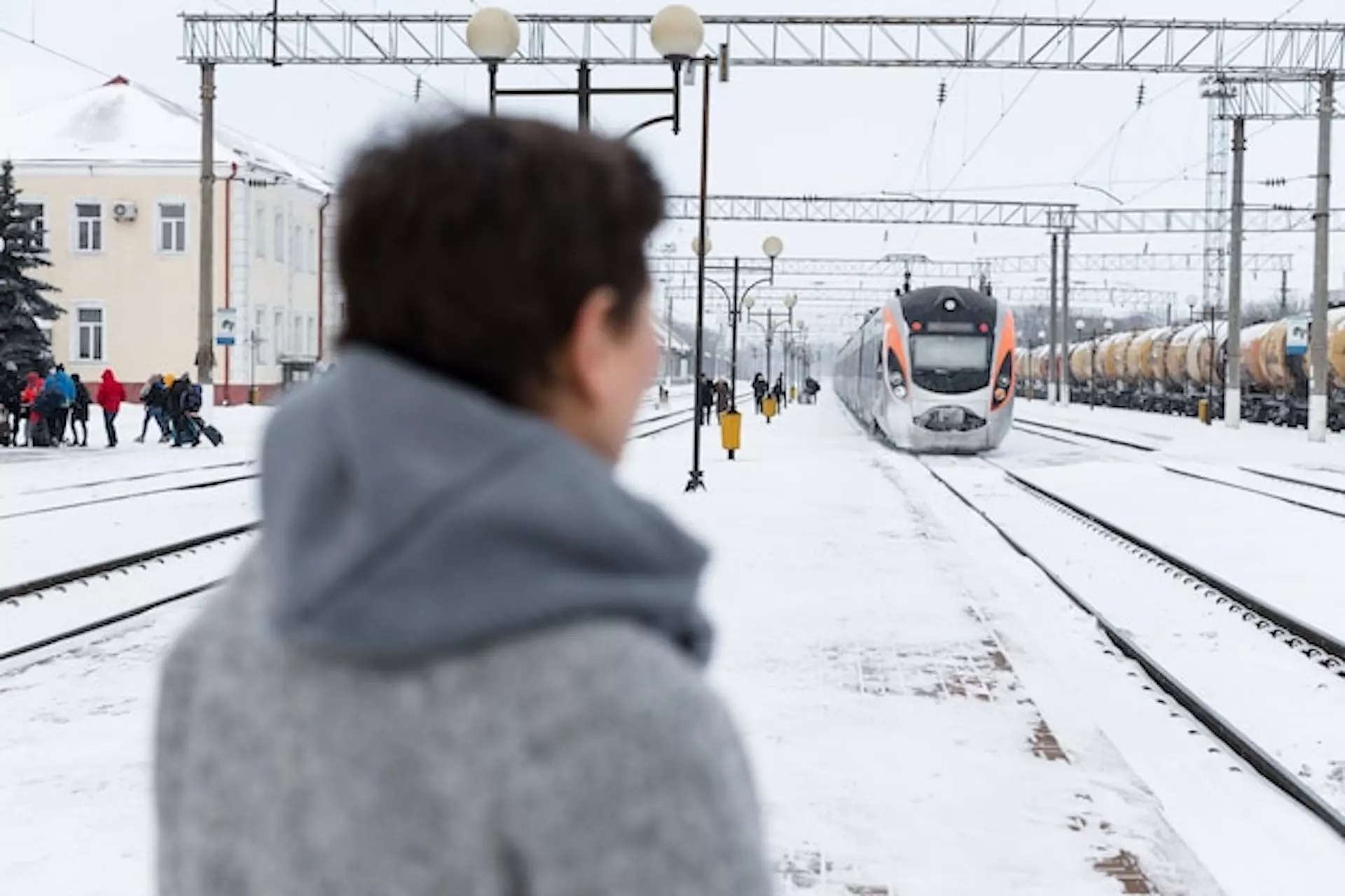 Homme prenant le train après son transfert à la gare de Genève