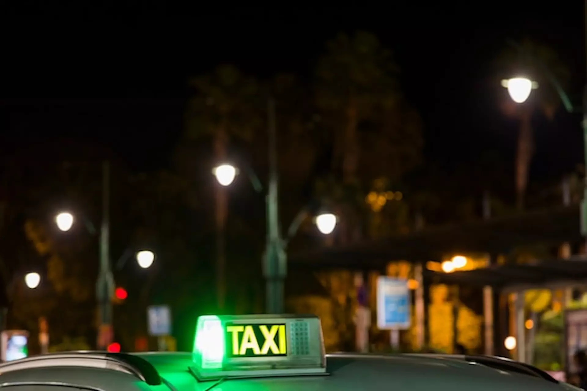 Enseigne de taxi en fonction la nuit