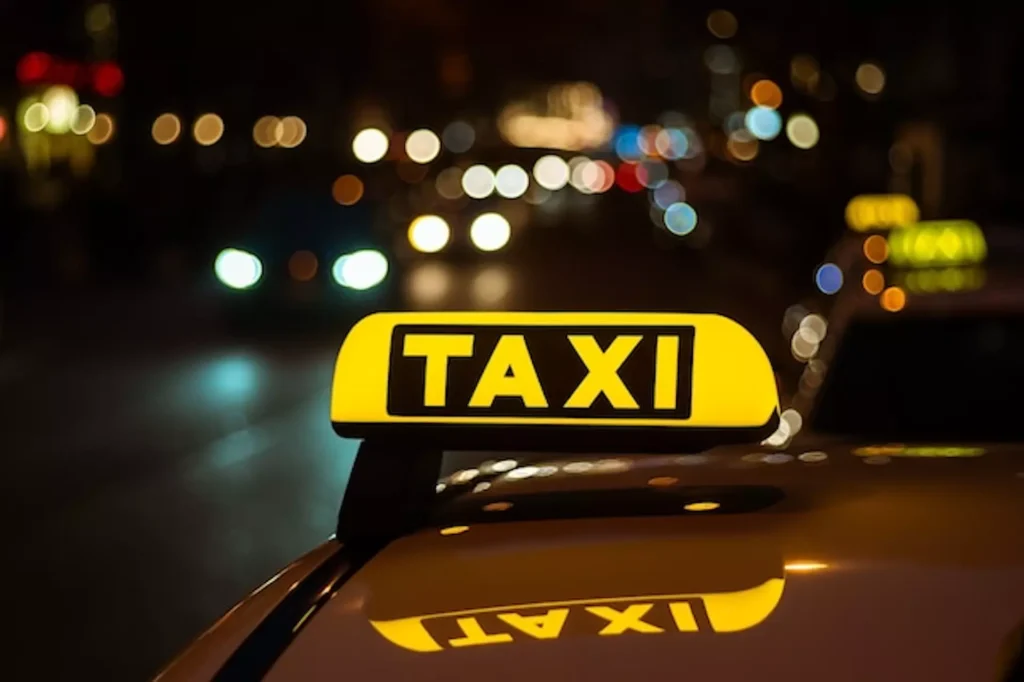 Taxi en action la nuit