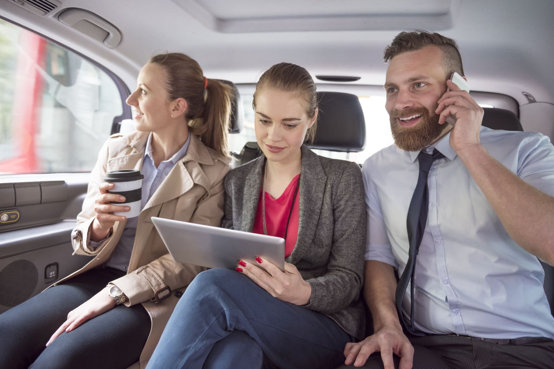 groupe de touriste à dans un taxi à Genève