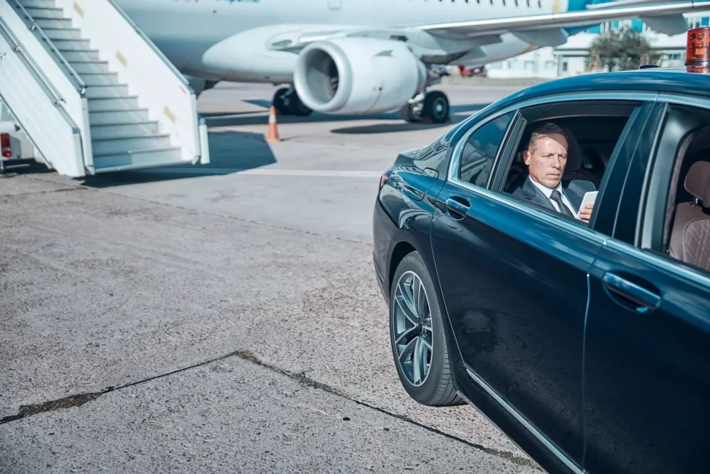 homme d'affaire dans un taxi pour allé de l'aéroport de genève à Montreux