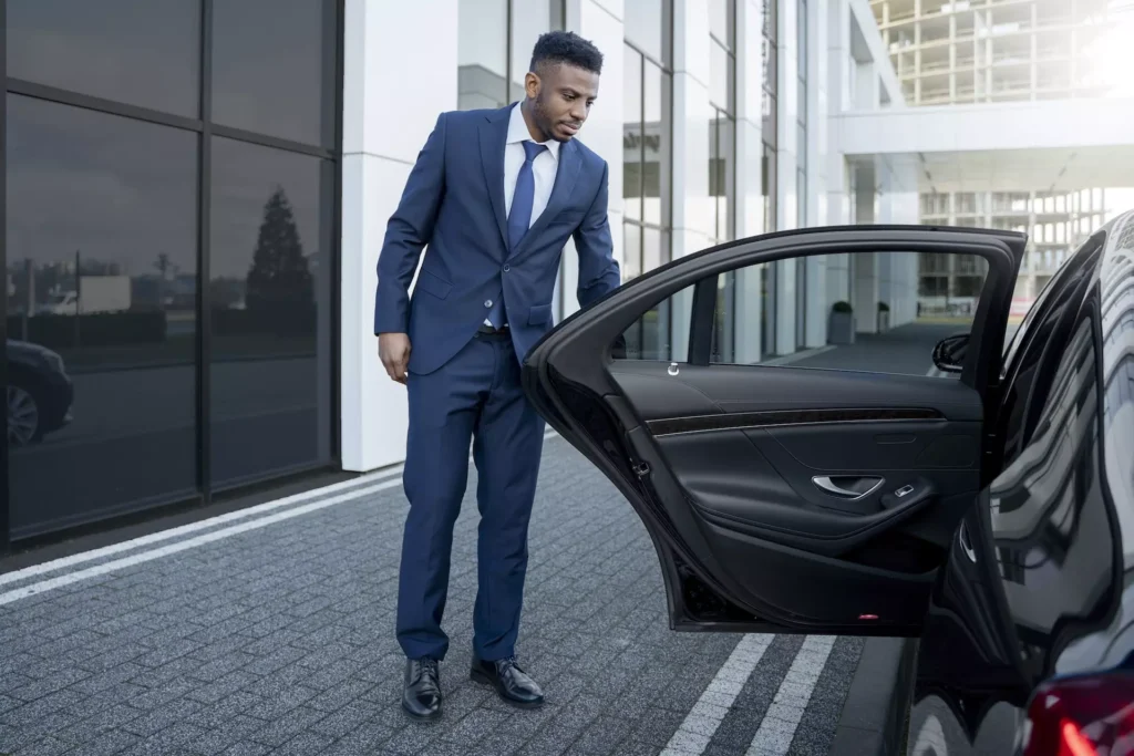 Chauffeur privato che apre la porta ai viaggiatori per andare a Interlaken