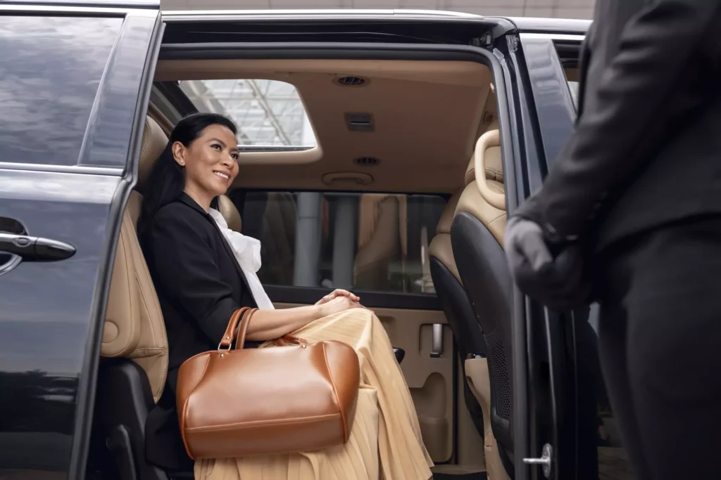 femme d'affaire qui descend de son taxi privée de L'aéroport de Genève à