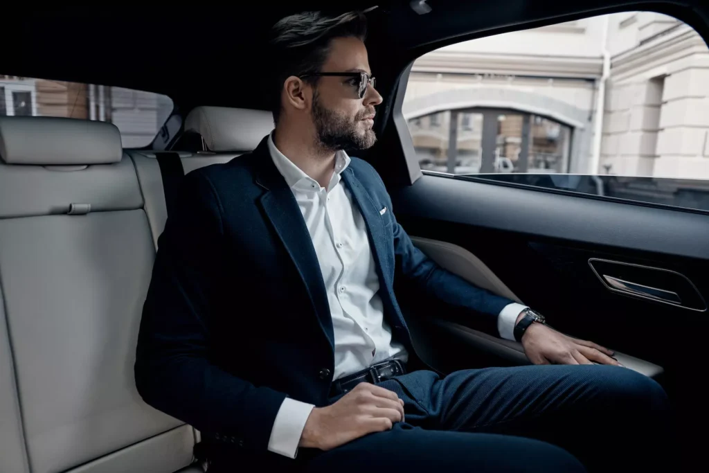 uomo in taxi con autista privato in viaggio verso Chamonix