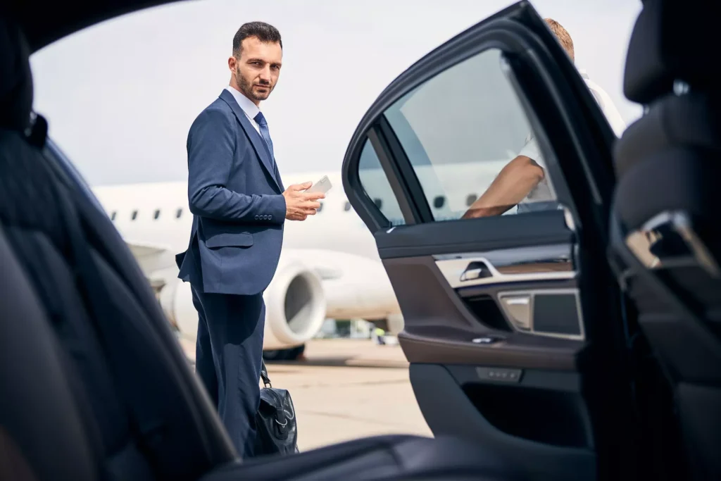 Homme d'affaire qui va monter dans son transfer privé pour aller à Avoriaz