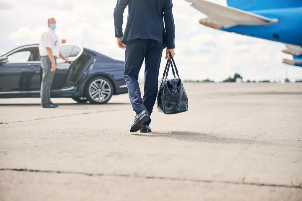 homme d'affaire qui descend de son trajet taxi de Courmayeur à L'aéroport de genève