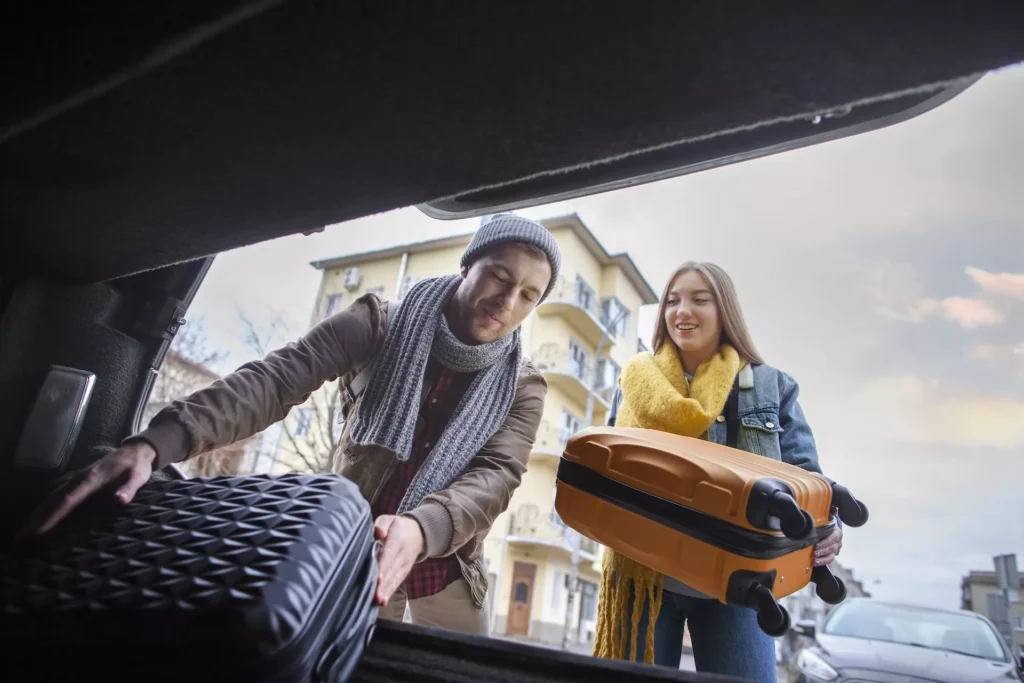 Viaggiatore in treno in taxi per raggiungere Morzine